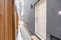 Cozy Family Friendly Suite Near Whyte, UofA, Kinsmen with Desks or Home-office and Full Kitchen - Chambres d'hôtes Edmonton