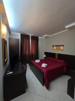 Chambre Lit King-Size avec Douche Accessible en Fauteuil Roulant - Adaptée aux Personnes à Mobilité Réduite