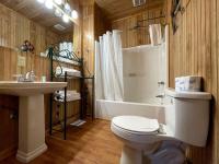 Scenic Waterfront Cabin with Covered Porch Overlooking Private Pond near Zwolle, Louisiana - Chambres d'hôtes Zwolle