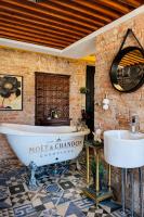 Cozy City-Center Hideaway with Private Balcony Near Beach - B&B Liepāja