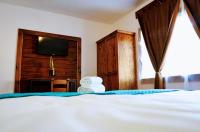 Zimmer mit Kingsize-Bett und Bergblick