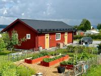 Cozy log cabin on a horse farm with lake views - Chambres d'hôtes Namn