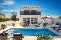 Villa Mia with private heated pool and sauna - B&B Orbanići