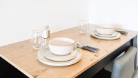 Luxury Luton airport 10 Mins retreat 4 Poster Kingsize bed ,Massage Chair ,Jacuzzi Bath,Large Balcony,24 Hour Check In ,Luton Station walking distance CONTRACTORS WELCOME,COUPLES,PROFESSIONALS - Chambres d'hôtes Luton