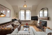 The Wee Alba - Luxury Central Pitlochry 2-Bed Flat with Cosy Fire - Bed and Breakfast Pitlochry