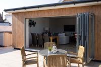 Stylish Coastal 3BD Bungalow with Garden - B&B West Wittering