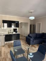 Modern Beach Apartment - 5 Min Walk to Sea - Balcony - AC - Fast WiFi - Ferienwohnung Golem
