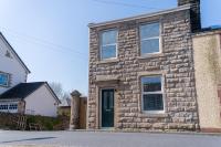 Newly Renovated Spacious Home with Free Parking - B&B Heapey