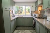 Family-Friendly Detached House Near Leeds and Bradford with Garden - B&B Batley