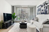 NYC-Style Luxury 2BR Apartment in Docklands with Waterfront Views, Pool and Gym - Near Marvel Stadium and CBD - B&B Melbourne