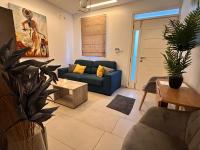 Modern Central Apartment with Private Entrance - B&B Balzan