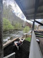 Kingfisher- River Frontage Property - Bed and Breakfast Gatlinburg