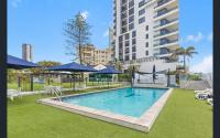 Timeless 3BR Oceanview stay in Surfers Free parking - B&B Gold Coast