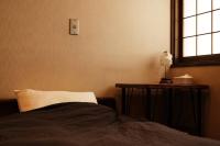 Tweepersoonskamer met 2 Aparte Bedden en Gedeelde Badkamer