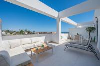 Bright Apartment with Private Terrace by Caseo - B&B Estepona