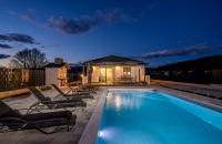 Decimum - Private Luxury Villa with Heated Pool & Spa near Split - B&B Podrug
