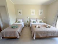 Dreibettzimmer mit Gartenblick