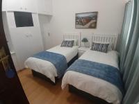 Tweepersoonskamer met 2 Aparte Bedden en Eigen Badkamer