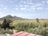 Habitación con cama grande y balcón