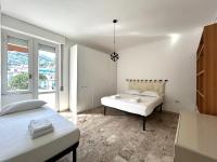 Bright Apartment for 5 with Private Parking Cinque Terre and Portovenere Gateway - B&B La Spezia