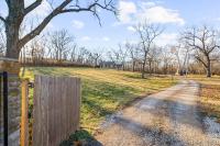 Sleeps 21! 6 Acres-Hot Tub-Sauna-Pickleball-Downtown KC in 21 min! - B&B Grandview