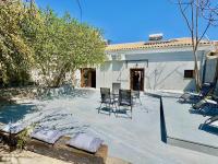 Skouna Luxury Suites by DadoVillas - B&B Róda