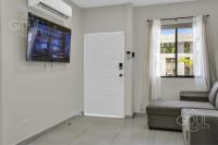 Luxe APT next to the Airport - Wifi, pool, AC - Chambres d'hôtes Las Flores