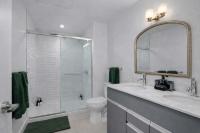 Downtown Tulsa Executive Suite Sleeps 6 Gym Co-Work & Lounge Access - Bed and Breakfast Tulsa