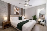 Chic South Tampa Retreat 2 King Beds Pool Gym & Prime Walkable Location - Bed and Breakfast Tampa