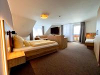 Doppelzimmer mit Zustellbett und Balkon