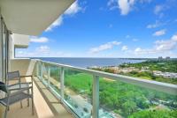 Modern 1BR at Arya Bay Views with Balcony and Pool - Chambres d'hôtes Miami
