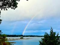 NEW Modern Oceanside Suite with King Bed, Water Views, Resort Pool & Hot Tub - Chambres d'hôtes Nanoose Bay