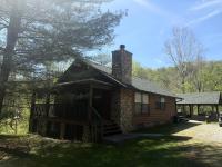 The Henley Cabin - Secluded Romantic Smoky Mountain Retreat - Bed and Breakfast Sevierville