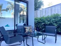 Cannon Hill 2BR Retreat with Patio & Parking - Chambres d'hôtes Brisbane
