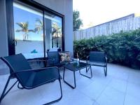 Cannon Hill 2BR Retreat with Patio & Parking - Chambres d'hôtes Brisbane