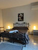 Habitación con cama extragrande y vistas al jardín 