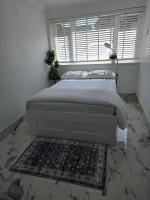 private Guest suit , shower,Kitchenet , free parking - B&B Cardiff