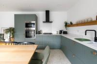 Modern Portrush Home | Sleeps 8 | Patio - Chambres d'hôtes Portrush