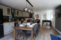 Cosy Home; New Refurbished Home and Double Parking - Ferienwohnung Earley