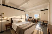 Westown Studio Apt Near Fiserv, Baird, and Theater District - Bed and Breakfast Milwaukee