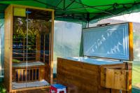 Zimmer mit Kingsize-Bett und Poolblick
