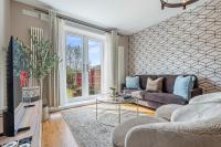 Walsall 4 Bedroom House 4 Double Beds Between J7 J9 M6 Driveway Parking - Excellent Equipped Home -Walsall Manor Hospital Bloxwich Wednesbury Darlaston Wolves & More by Samina, Arz Stays - B&B Walsall