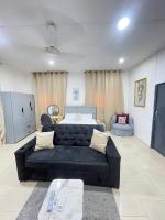 Comfy 1-Bedroom Apartment on a traffic Free St - B&B Accra