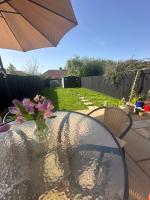 Spacious Family Home with garden, EV charger & Gym - B&B Trowbridge