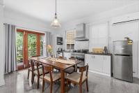 Elegant Dual-Level Home Near Cafés, Parks & River - B&B Brisbane
