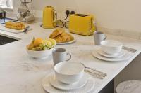 2BR Flat, Free Parking, WiFi, Smart TV - B&B Whitley