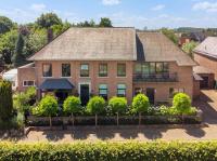 Unique villa 16p with sauna & large garden, 15 min from Maastricht - Chambres d'hôtes Eigenbilzen