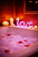 Le Chalet romantique, SPA XXL, 5 min centre ville, Écran cinéma, Lit king size, cascade d'eau - B&B Bracon