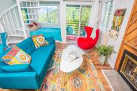 Vibrant Vacay - Studio Loft for 4 with Deck, Wifi, Hot Tub & Pools - B&B Gatlinburg