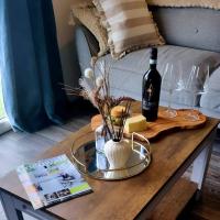 19 the Coombe Charming, 2-Bedroom Family Chalet with Parking, Near Bude Beaches - Bed and Breakfast Bude